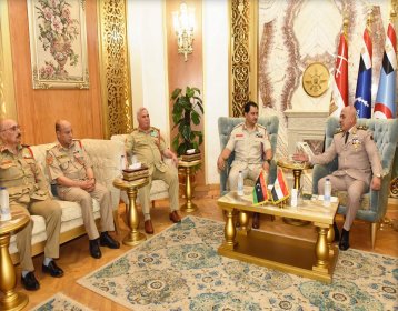 الفريق /احمد خليفه رئيس الأركان يلتقى رئيس أركان القوات البريه بالجيش الليبى